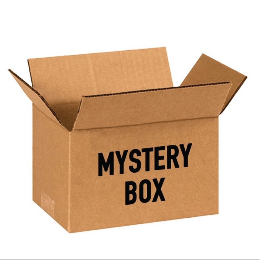 MYSTERY BOX OF 5 PIECES OF CLOTHING/ACCESSORIES